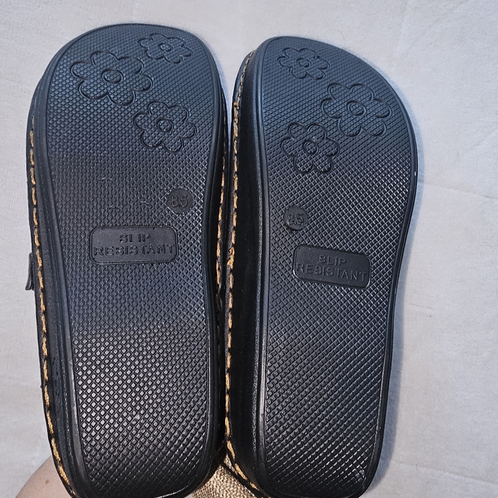 Pair of Ingaro nursing  shoe with velcro closure - Picture 6 of 7